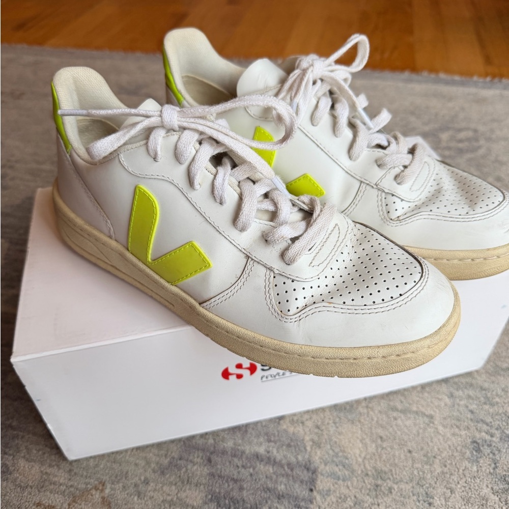 Veja V-10 Women's Size 8 White Sneakers with Neon Yellow Accents - Picture 2 of 7